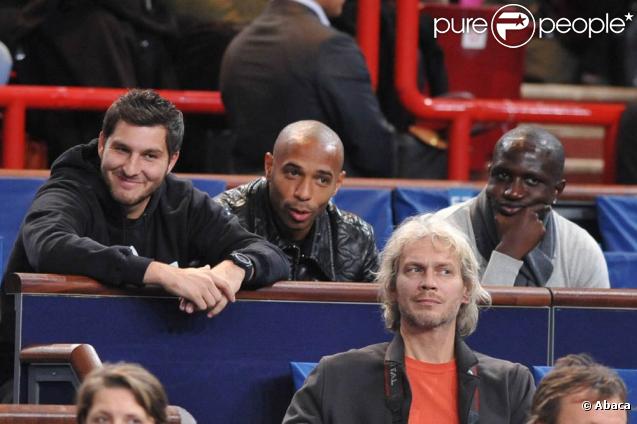 André-Pierre Gignac, Thierry Henry et Moussa Sissoko très complices, lors du premier jour du tournoi BNP Paribas de Bercy, au Palais Omnisport de Paris Bercy, le 9 novembre 2009.