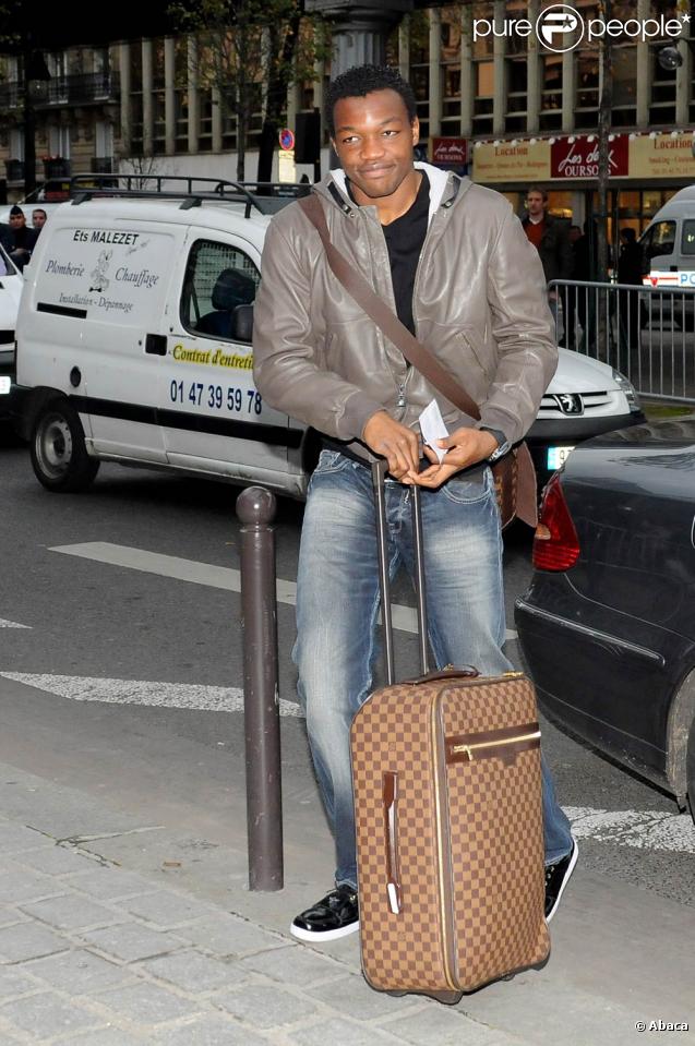 Steve Mandanda arrive au siège de la Fédération française de Football, à Paris, le 9 novembre 2009.