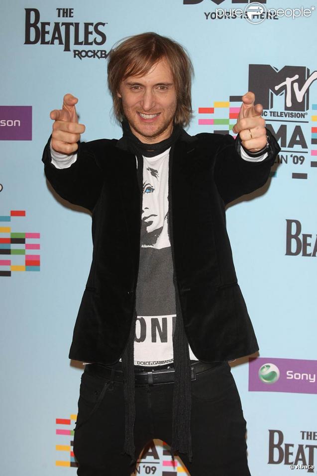 David Guetta, victime d'un problème technique lors d'un concert, s'est improvisé électricien... C'est sûr, ça change !