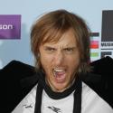 David Guetta, victime d'une panne technique en plein concert... s'improvise électricien !