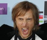 David Guetta, victime d'un problème technique lors d'un concert, s'est improvisé électricien... C'est sûr, ça change !
