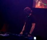David Guetta est victime d'un problème technique en plein concert... Pour redonner la  vibe  à son public, il est contraint de... s'improviser électricien !