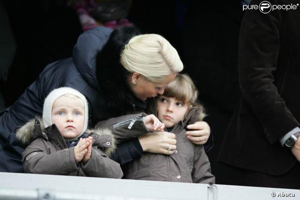 Le prince Haakon et la princesse Mette-Marit de Norvège au stade Ullevaal avec leurs enfants Ingrid et Sverre, le 8 novembre 2009