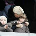 Haakon et Mette-Marit de Norvège : Leurs petites têtes blondes Ingrid et Sverre... dans l'ambiance des stades !