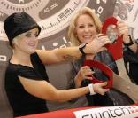 Kelly Osbourne et Madame Emch, la présidente de Swatch WorldWide à l'occasion de la ré-ouverture de la boutique Swatch de Time Square à New York le 12 novembre 2009