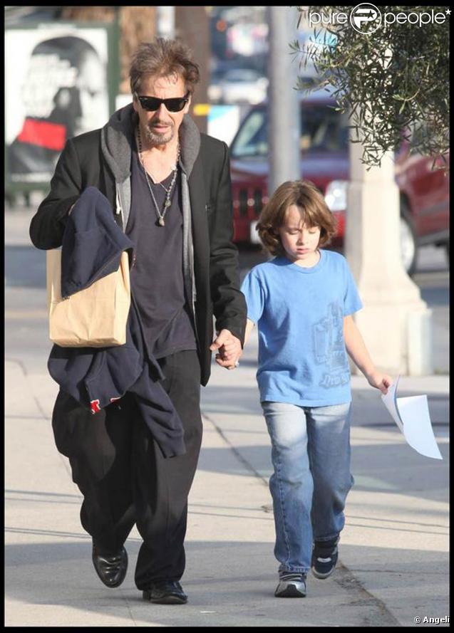 Al Pacino et son fils Anton se promènent à West Hollywood, le 7 novembre 2009.