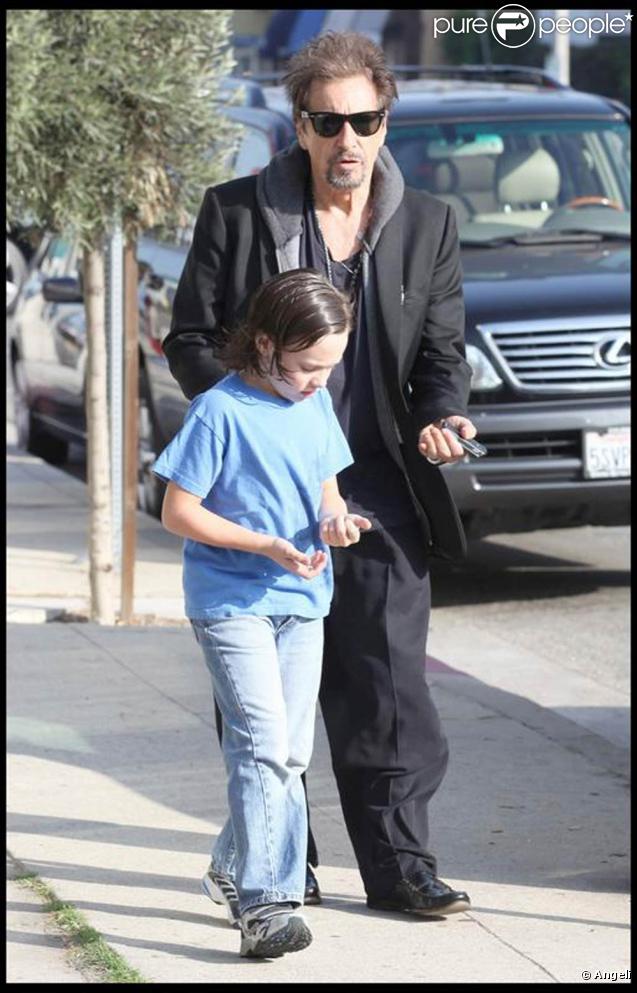 Al Pacino et son fils Anton se promènent à West Hollywood, le 7 novembre 2009.