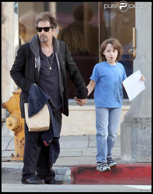 Al Pacino et son fils Anton se promènent à West Hollywood, le 7 novembre 2009.