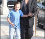 Al Pacino et son fils Anton se promènent à West Hollywood, le 7 novembre 2009.