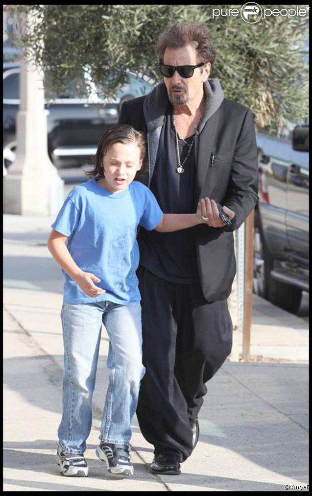 Al Pacino et son fils Anton se promènent à West Hollywood, le 7 novembre 2009.