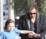 Al Pacino et son fils Anton se promènent à West Hollywood, le 7 novembre 2009.