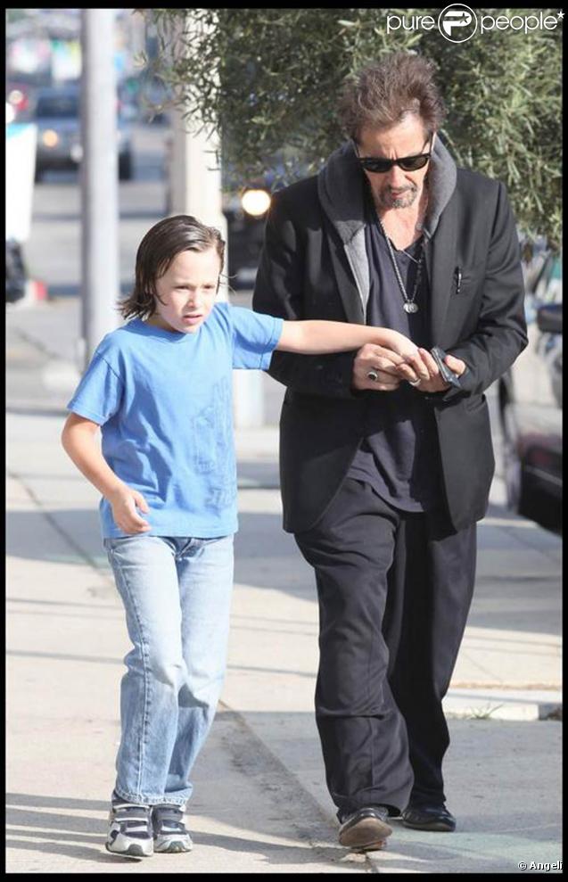 Al Pacino et son fils Anton se promènent à West Hollywood, le 7 novembre 2009.