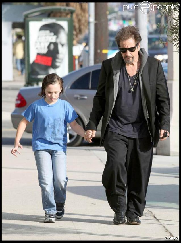 Al Pacino et son fils Anton se promènent à West Hollywood, le 7 novembre 2009.