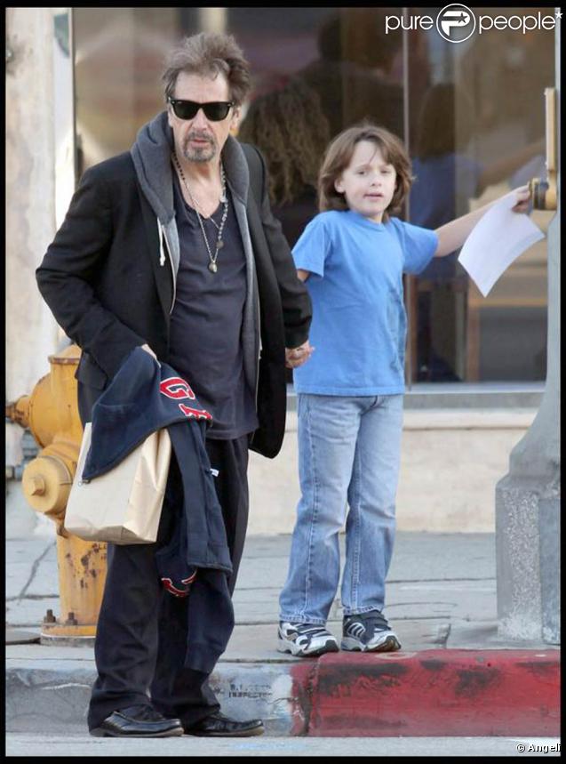 Al Pacino et son fils Anton se promènent à West Hollywood, le 7 novembre 2009.