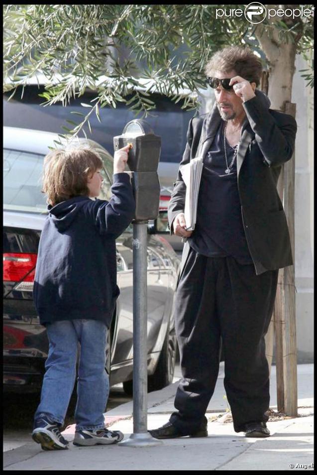 Al Pacino et son fils Anton se promènent à West Hollywood, le 7 novembre 2009.