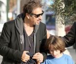 Al Pacino et son fils Anton se promènent à West Hollywood, le 7 novembre 2009.