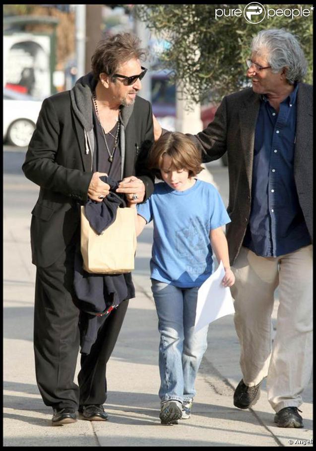 Al Pacino et son fils Anton se promènent à West Hollywood, le 7 novembre 2009.