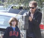 Al Pacino et son fils Anton se promènent à West Hollywood, le 7 novembre 2009.