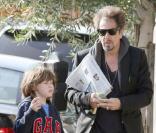 Al Pacino et son fils Anton se promènent à West Hollywood, le 7 novembre 2009.