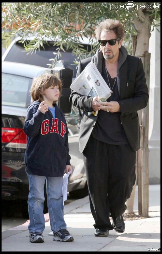 Al Pacino et son fils Anton se promènent à West Hollywood, le 7 novembre 2009.