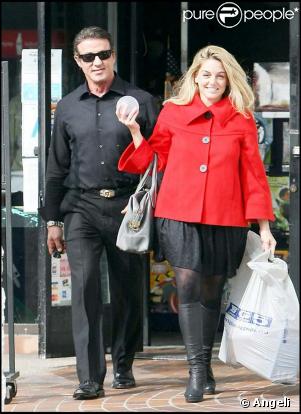 Exclusif : Sylvester Stallone fait ses courses dans un magasin de sport avec une jolie blonde. Novembre 2009.