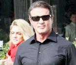 Exclusif : Sylvester Stallone fait ses courses dans un magasin de sport avec une jolie blonde. Novembre 2009.