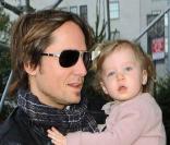 Keith Urban s'occupe de son adorable Sunday Rose... le parfait sosie de sa sublime maman... Nicole Kidman !