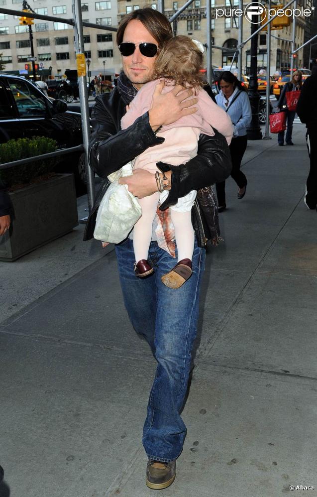Keith Urban et la petite Sunday Rose se promènent dans les rues de New York le 15 novembre 2009
