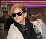 Rihanna semble avoir très froid alors qu'elle se trouve à l'aéroport Heathrow de Londres le 18 novembre 2009