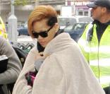 Rihanna semble avoir très froid alors qu'elle se trouve à l'aéroport Heathrow de Londres le 18 novembre 2009