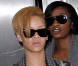 Rihanna semble avoir très froid alors qu\'elle se trouve à l\'aéroport Heathrow de Londres le 18 novembre 2009