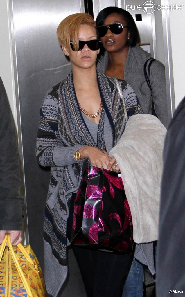 Rihanna semble avoir très froid alors qu'elle se trouve à l'aéroport Heathrow de Londres le 18 novembre 2009
