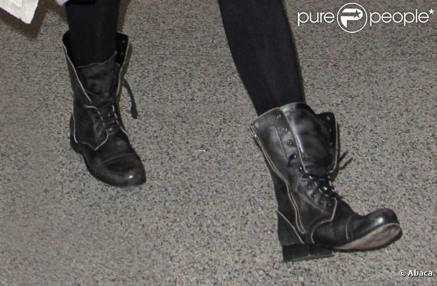 Rihanna semble avoir très froid alors qu'elle se trouve à l'aéroport Heathrow de Londres le 18 novembre 2009