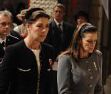 Caroline et Stéphanie de Monaco lors de la messe en la cathédrale de Monaco pour la fête nationale le 19 novembre 2009