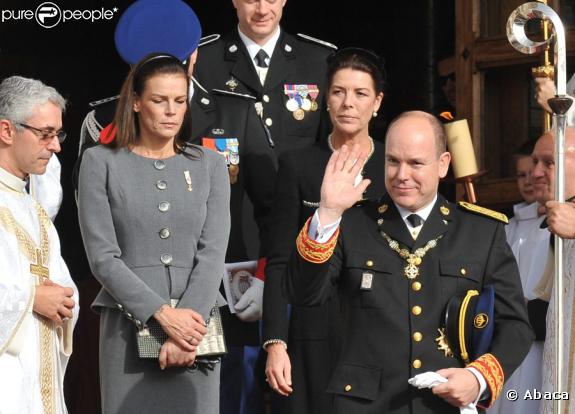 Stéphanie et Caroline de Monaco derrière le prince Albert, lors de la messe en la cathédrale de Monaco pour la fête nationale le 19 novembre 2009