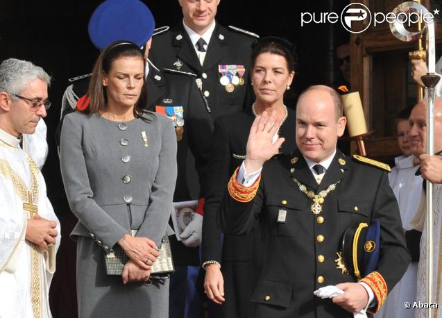 Stéphanie et Caroline de Monaco derrière le prince Albert, lors de la messe en la cathédrale de Monaco pour la fête nationale le 19 novembre 2009