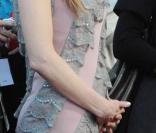 Nicole Kidman a de jolies petites formes et en joue auprès des photographes, laissant suggérer qu'elle serait enceinte... sur le tapis rouge des 37e American Music Awards de Los Angeles, le 22 novembre 2009.