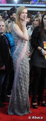 Nicole Kidman a de jolies petites formes et en joue auprès des photographes, laissant suggérer qu'elle serait enceinte... sur le tapis rouge des 37e American Music Awards de Los Angeles, le 22 novembre 2009.