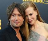 Nicole Kidman a de jolies petites formes et en joue auprès des photographes, laissant suggérer qu'elle serait enceinte... sur le tapis rouge des 37e American Music Awards de Los Angeles, le 22 novembre 2009.