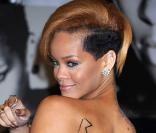 Rihanna, lundi 23 novembre, au magasin Best Buy du quartier new-yorkais d'Union Square, pour une séance dédicace de son dernier album  Rated R .