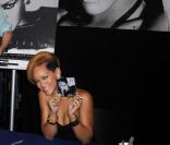 Rihanna, lundi 23 novembre, au magasin Best Buy du quartier new-yorkais d'Union Square, pour une séance dédicace de son dernier album  Rated R .