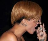 Rihanna, lundi 23 novembre, au magasin Best Buy du quartier new-yorkais d'Union Square, pour une séance dédicace de son dernier album  Rated R .