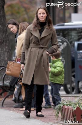Christy Turlington dans les rues de New York avec sa fille Grace le 23/11/09