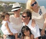 Johnny Hallyday et Laeticia avec Joy, Jade et Sylvie Vartan, le 13 août 2009