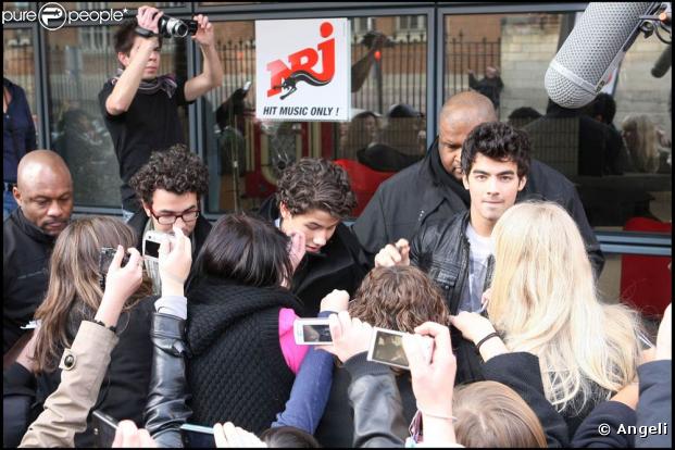 Les Jonas Brothers, devant les locaux d'NRJ, créent une véritable émeute !