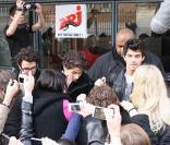 Les Jonas Brothers, devant les locaux d'NRJ, créent une véritable émeute !