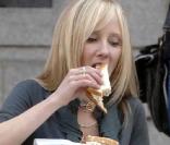 Anne Heche prend une pause déjeuner sur le tournage de Wall Street 2 à New York le 10 novembre 2009