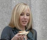 Anne Heche prend une pause déjeuner sur le tournage de Wall Street 2 à New York le 10 novembre 2009