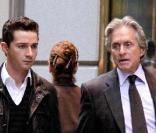 Shia LaBeouf et Michael Douglas sur le tournage de Wall Street 2