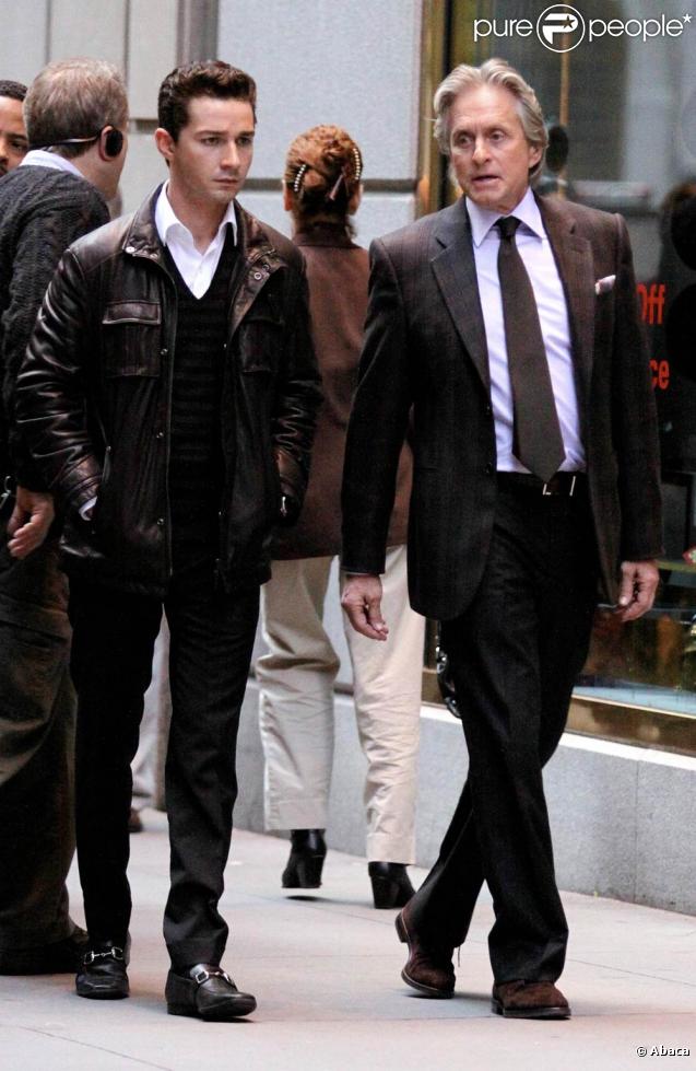 Shia LaBeouf et Michael Douglas sur le tournage de Wall Street 2